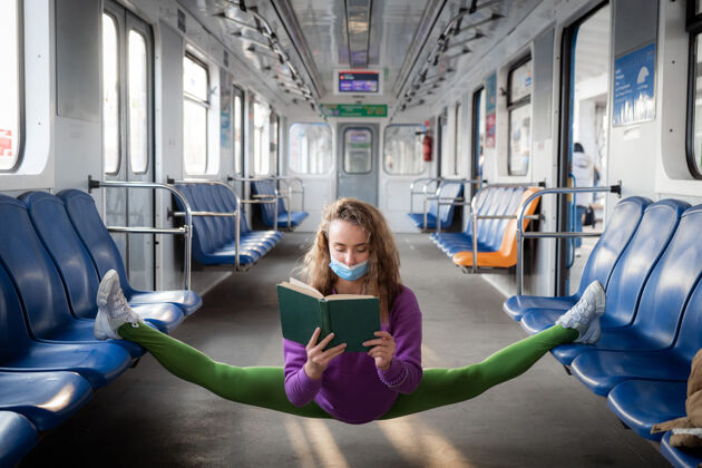 可能灵活的女人坐在地铁的裂缝上看书学习女孩个人