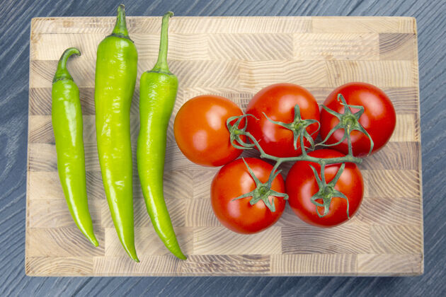 农业红番茄和绿辣椒放在菜板上市场烹饪维生素