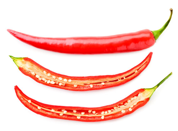 调味料红辣椒和两个一半放在一个白色的盘子里背景从上面看配料香料谷物