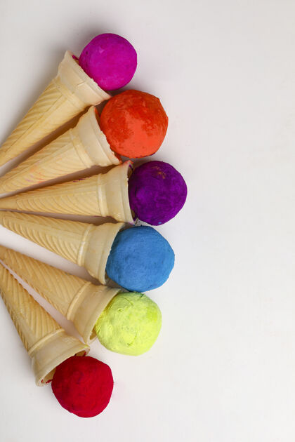 粉末颜色在形状的冰淇淋舀在锥为印度胡里节冰淇淋印度冰淇淋勺