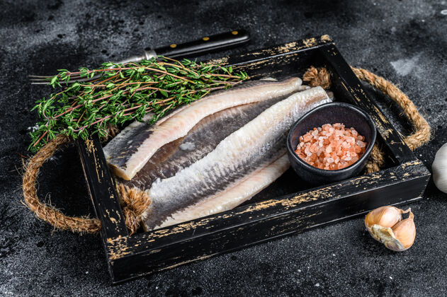 海鲜腌制海鲱鱼片放在一个木制托盘里 放在黑色的盘子里桌面查看美味烹饪餐桌