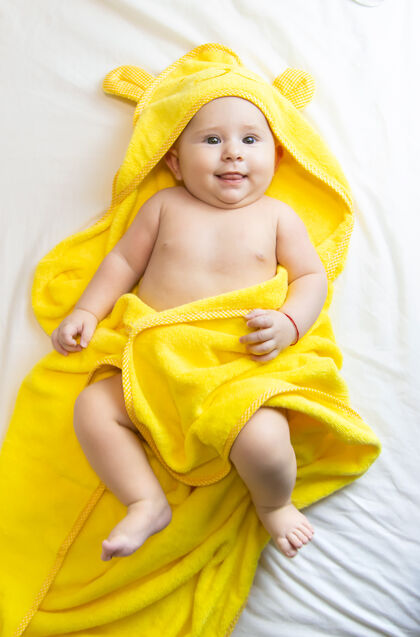 卫生小宝宝洗澡后用毛巾擦洗澡童年孩子