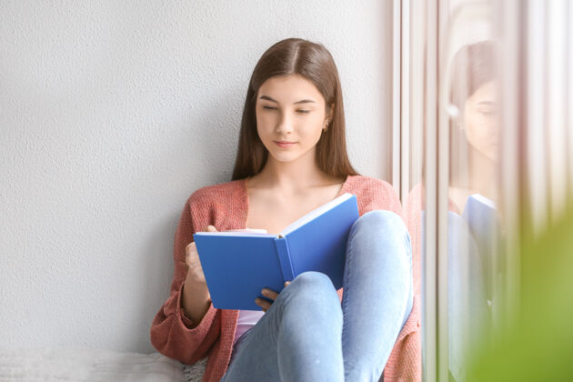 教育年轻女子在家看书女性故事读者