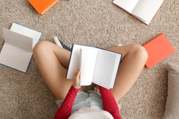 地毯年轻女子在家看书 顶视图智慧成人信息