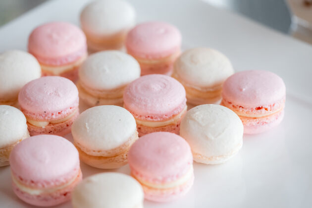 美味法国人甜点好吃草莓和香草麦卡龙婚礼甜点上的甜点表.soft粉彩背景粉色面包房糕点