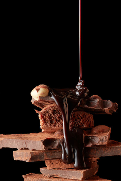 粉碎把巧克力糖浆倒在黑巧克力上块糖浆可可