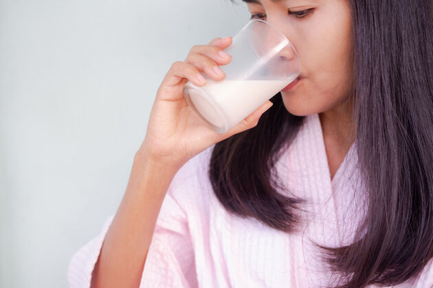 食品喝牛奶的女人美味女性健康