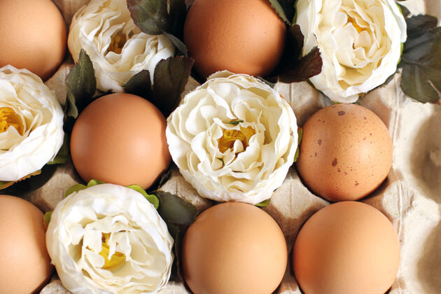 传统把鸡蛋和花放在木托盘上四月季节鲜花