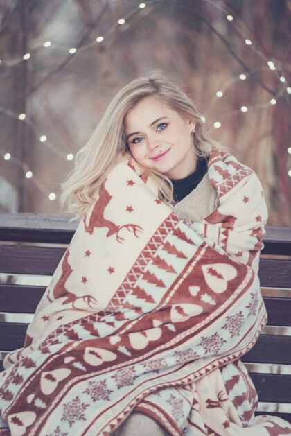 时尚坐在冬日森林里沉思 放松 快乐的女人寒冷帽子仙女