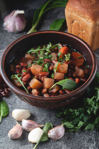 煮沸白碗香草豆汤健康传统豆类