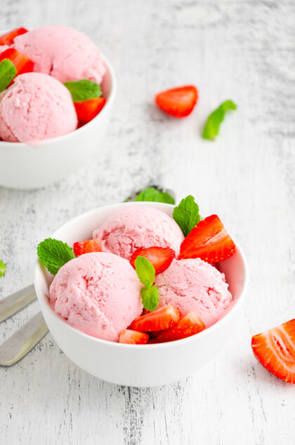 部分草莓冰淇淋碗复制空间甜味冰糕冷冻