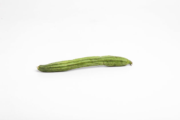 维生素农场新鲜的脊瓜（角丝瓜果）与孤立的白色表面亚洲南瓜素食