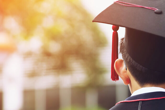 成功毕业典礼上的毕业帽拍摄成功的大学毕业生学习光大学
