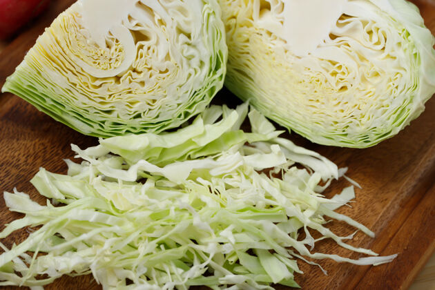 维生素白菜放在厨房的木砧板上烹饪健康有机