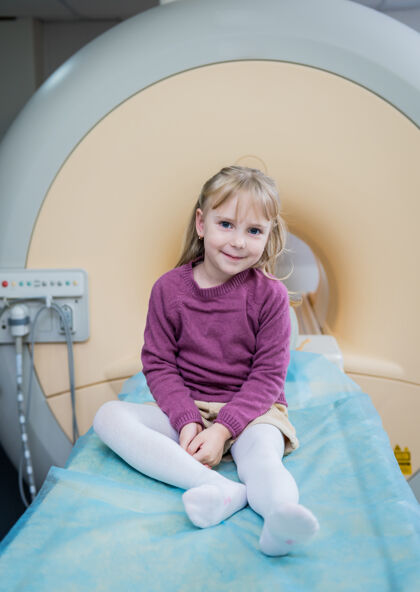 扫描小女孩在核磁共振脑部检查前摆姿势医学X光检查