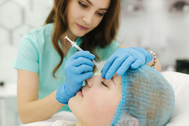 面部美容师在脸上打针的手 嘴唇机器医疗电解