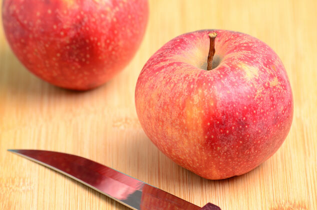 新鲜木制背景上成熟多汁的苹果营养生的水果