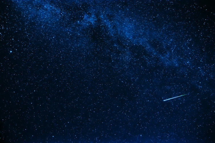 天空背景中的流星在夜晚星空中闪烁道路彗星明亮