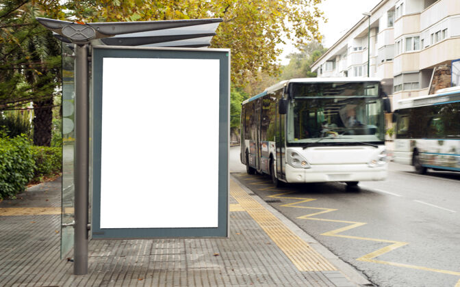 公共汽车城市街道公交车站的白色空白垂直广告牌城市户外道路