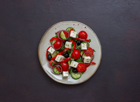 生的希腊沙拉配番茄 黄瓜 奶酪 洋葱 辣椒和橄榄食品希腊沙拉烹饪