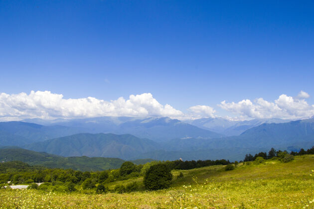 高山拉查高加索山脉的山脉景观和景观山脉森林景观