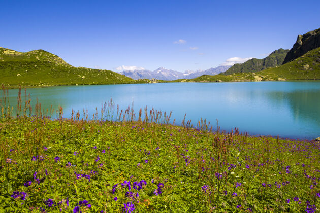 岩石高山湖泊景观和景观 蓝色美丽和惊人的湖泊全景徒步旅行高加索山脉平静