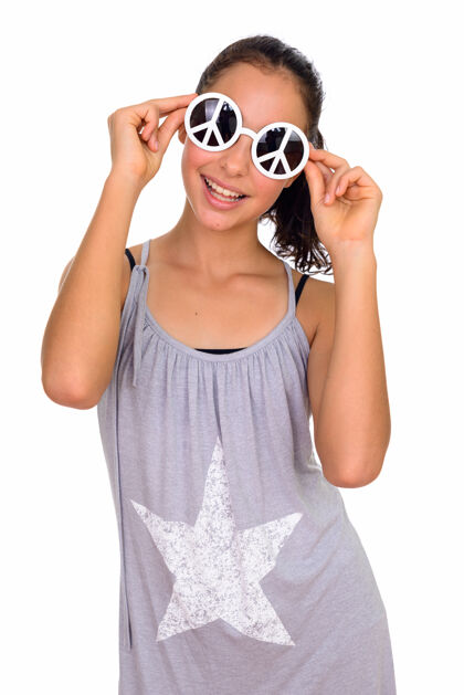 眼镜年轻漂亮的少女穿着无袖连衣裙与白色空间隔离头发女士眼镜