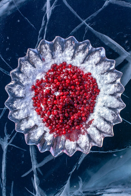 定制蔓越莓在冰盘上撒着雪 冰面上有贝加尔湖深深的裂缝霜冻气候空