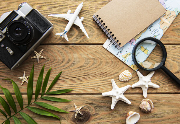飞机暑假背景 木桌上带相机的旅游概念飞机笔记本物体