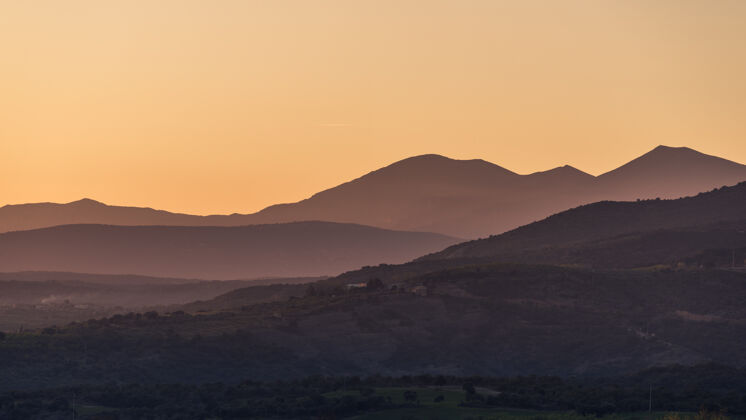 山脉夕阳下西班牙比利牛斯山脉的剪影风景风景西班牙