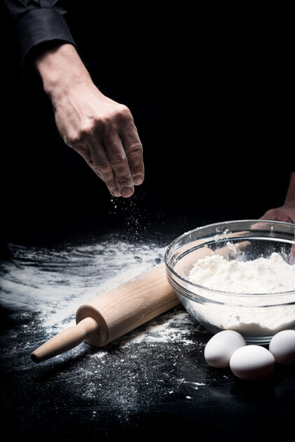碗创建有什么接近在餐馆里烘烤和烹饪时用面粉和鸡蛋的人的手桌子咖啡馆菜