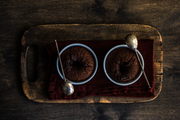 蛋糕新鲜的烤巧克力软糖蛋糕在碗里餐服务巧克力