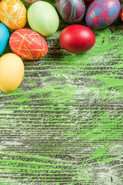 花卉木桌上的复活节彩蛋 顶视图四月绘画顶视图