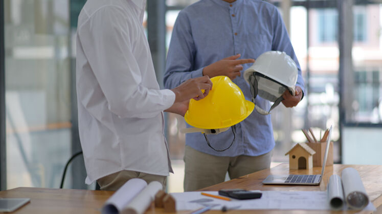 建筑采购部正在征求工程师关于购买头盔的意见高级房子建筑