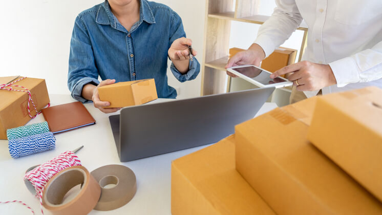 笔记本电脑送货企业中小型企业（SME）工人包装箱订单亚洲人青少年