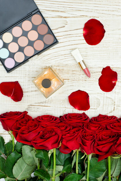 线条红玫瑰 香水 唇膏和眼影调色板桌面查看庆祝唇膏空间
