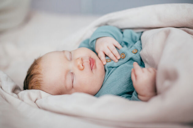 儿童睡眠婴儿睡在床上的特写镜头睡眠婴儿人睡眠