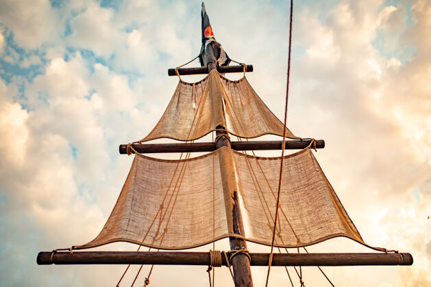 地板米色帆的船桅在蓝天上摇摆面板甲板风景