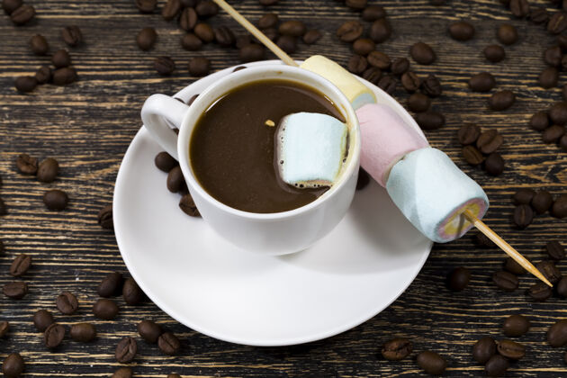 糖黑咖啡和棉花糖美食液体