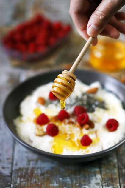 种子早餐碗里有覆盆子 蜂蜜和种子浆果饮食素食