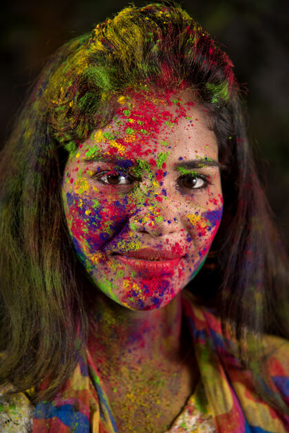 肖像在胡里色彩节之际 一张五颜六色的快乐少女的画像快乐油漆女人