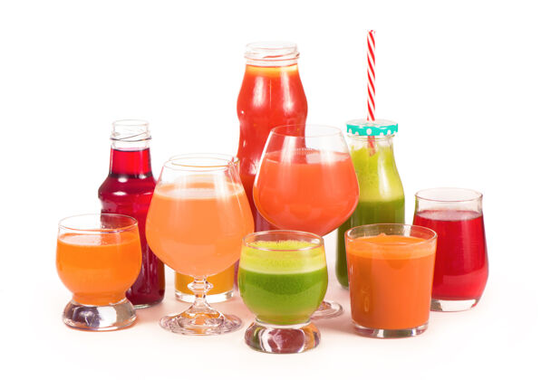 健康玻璃杯里有新鲜的有机蔬菜和果汁 隔离在白色上蔬菜饮食果汁