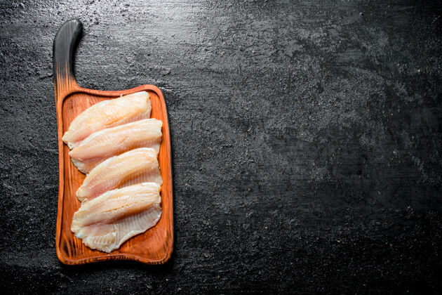 海鲜把鱼片放在木板上背景干净鱼