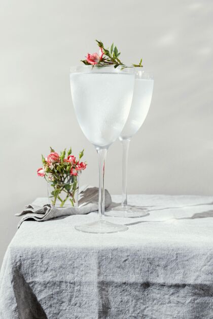 饮料一杯有花瓣的水花桌子一杯水