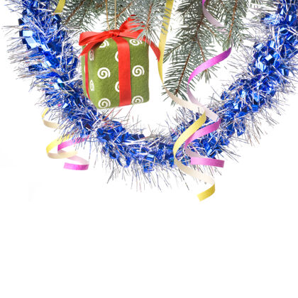蝴蝶结圣诞礼物和装饰放在冷杉树枝上 白色隔离松树杉木流光