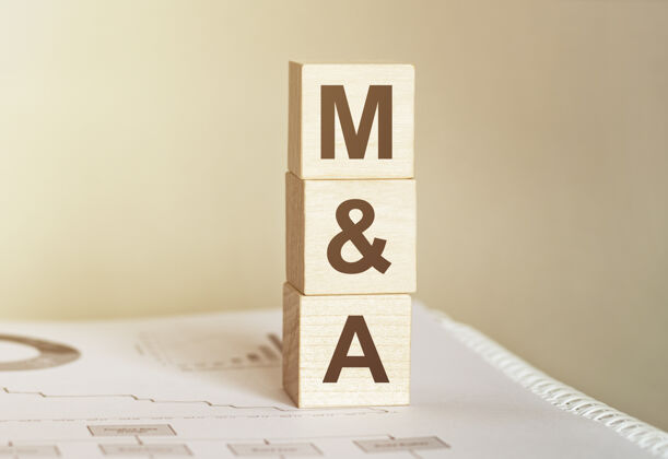 书写单词m和a是用木头做的形状字母公司