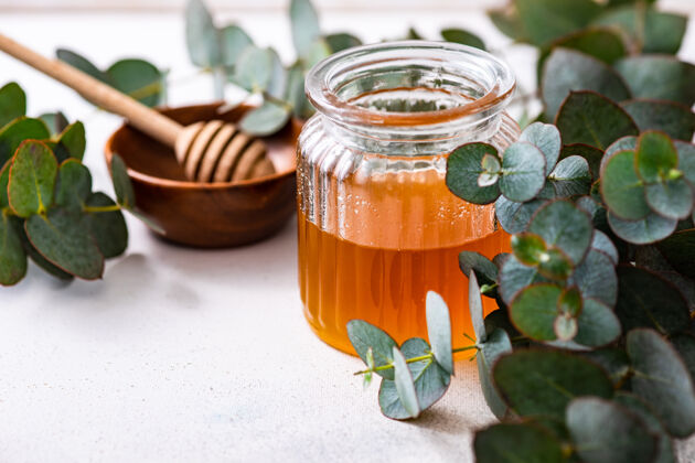 水疗桉树叶和蜂蜜在玻璃罐作为一个健康的食品概念护理自然生物