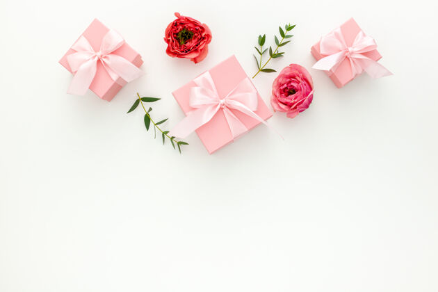 玫瑰情人节的组成：粉红礼盒与丝带和玫瑰情人节装饰爱
