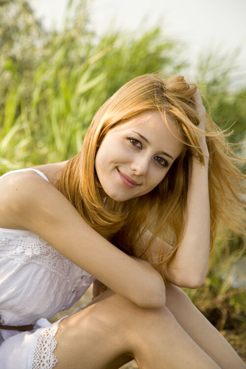 温柔草地上的红发女孩脸女人肖像