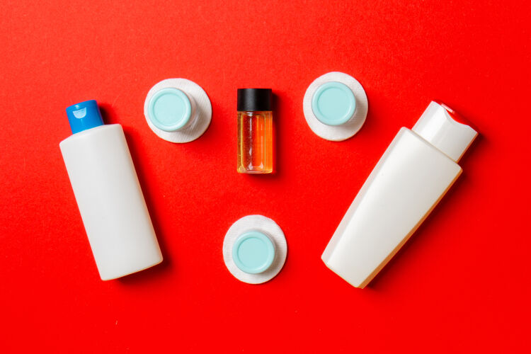 容器一套旅行大小的红色背景化妆品瓶护理配件液体